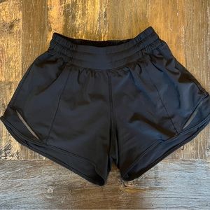 Lululemon Hotty Hot Low Rise Short 4” black sz 4